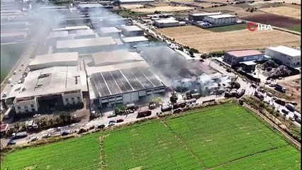 İzmir’de plastik sandalye fabrikasındaki yangın kontrol altına alındı