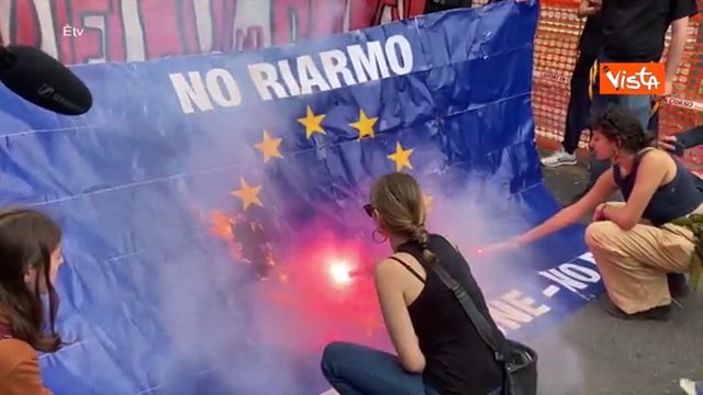 Centri sociali a Bologna contestano Meloni e Metsola, bruciate le bandiere europee
