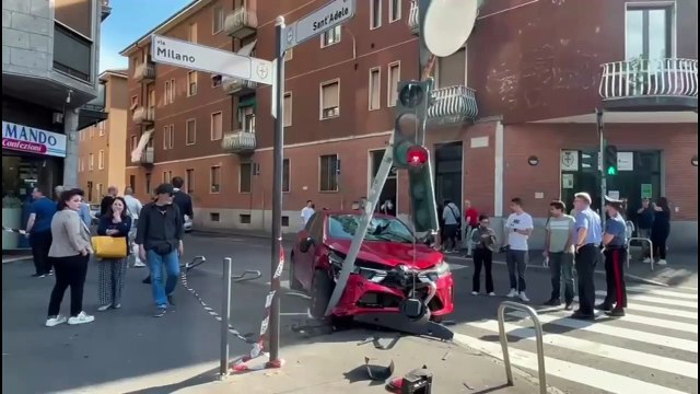 Corsico: bicicletta urtata da un'auto fuori controllo, ciclista gravissima