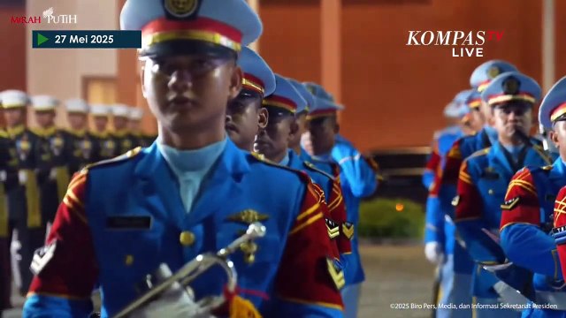 [FULL] Detik-Detik Presiden Prancis Emmanuel Macron Turun dari Pesawat Tiba di Indonesia