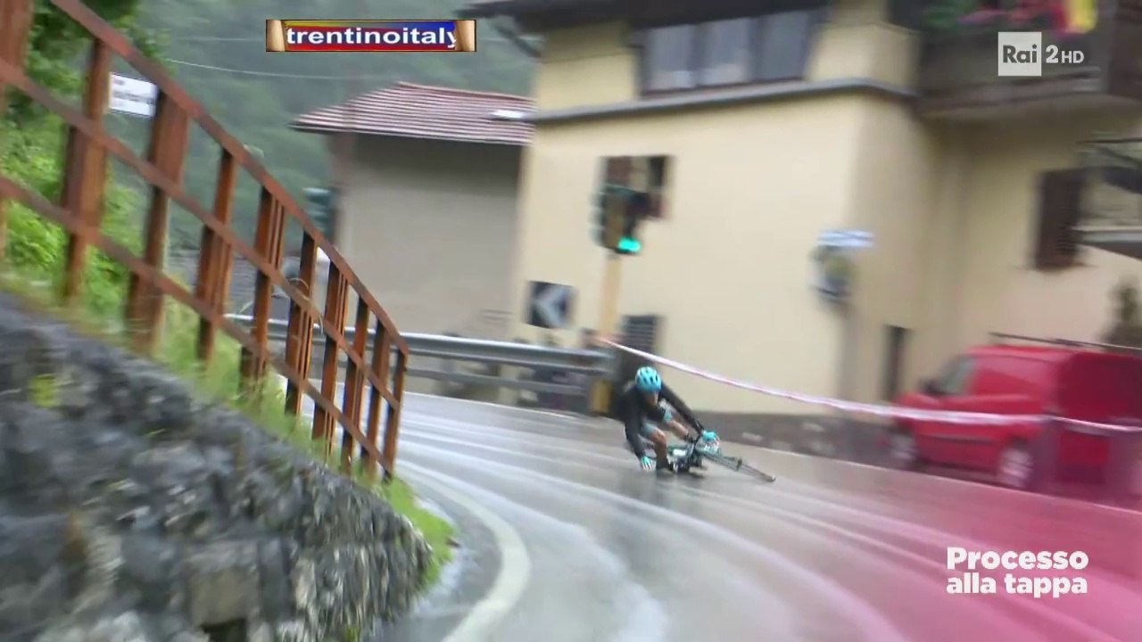 Paura per Alessio Martinelli che cade al giro d'Italia