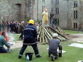 Ce cascadeur termine au bucher et tient plus longtemps que prévu dans le feu