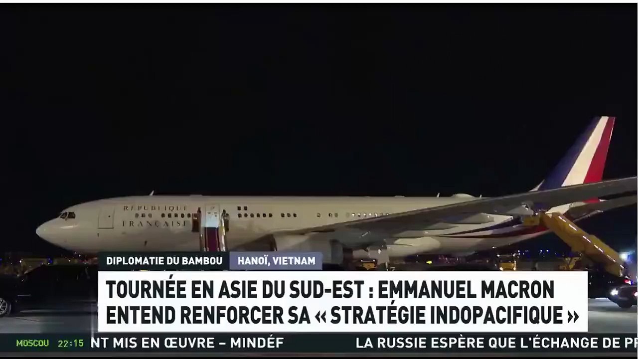 Emmanuel Macron se prend une petite baffe par sa femme Brigitte