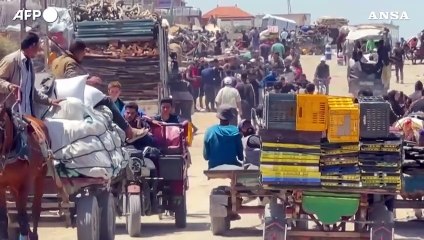 Gaza, il viavai dei palestinesi sfollati lungo la strada costiera di Al-Rashid