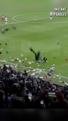 Ces supporters de football jettent des jouets dans le stade pour les enfants dans le besoin