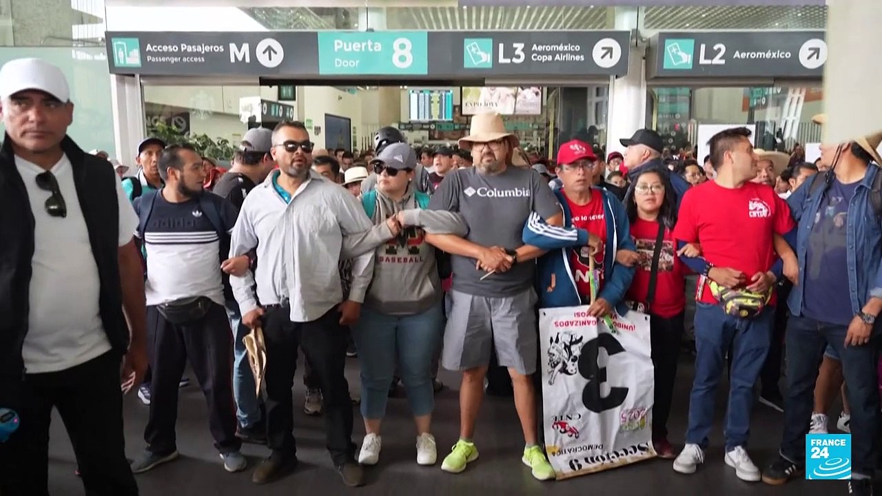 México: campamento de maestros que protestan y...