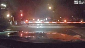 警察官、電車との衝突直前に線路上の車から男性を救出