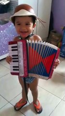 Fã de Luiz Gonzaga, cearense de 8 anos aprende a tocar sanfona em 3 meses