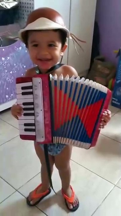 Fã de Luiz Gonzaga, cearense de 8 anos aprende a tocar sanfona em 3 meses