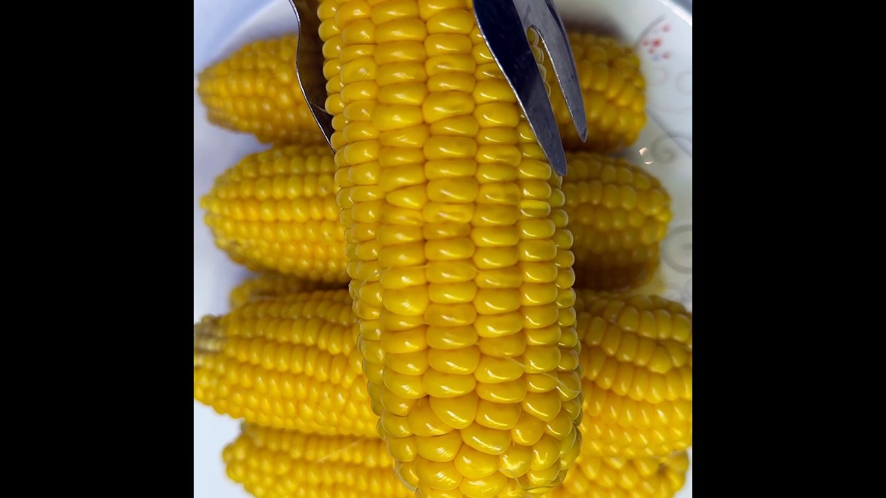 مين مثلي بيعشق ريحة وطعم الذرة المسلوقة؟ 😍🌽 ولا البليلة الحلوة؟ شاركوا رأيكم ✨👇