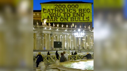 Los animalistas proyectan en el Vaticano mensajes antitaurinos
