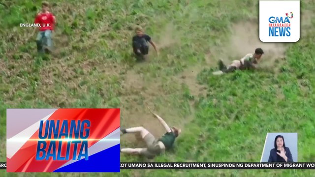 Mga kalahok sa annual cheese rolling contest, nagpagulong-gulong at nag-unahan na makuha ang cheese wheel | Unang Balita