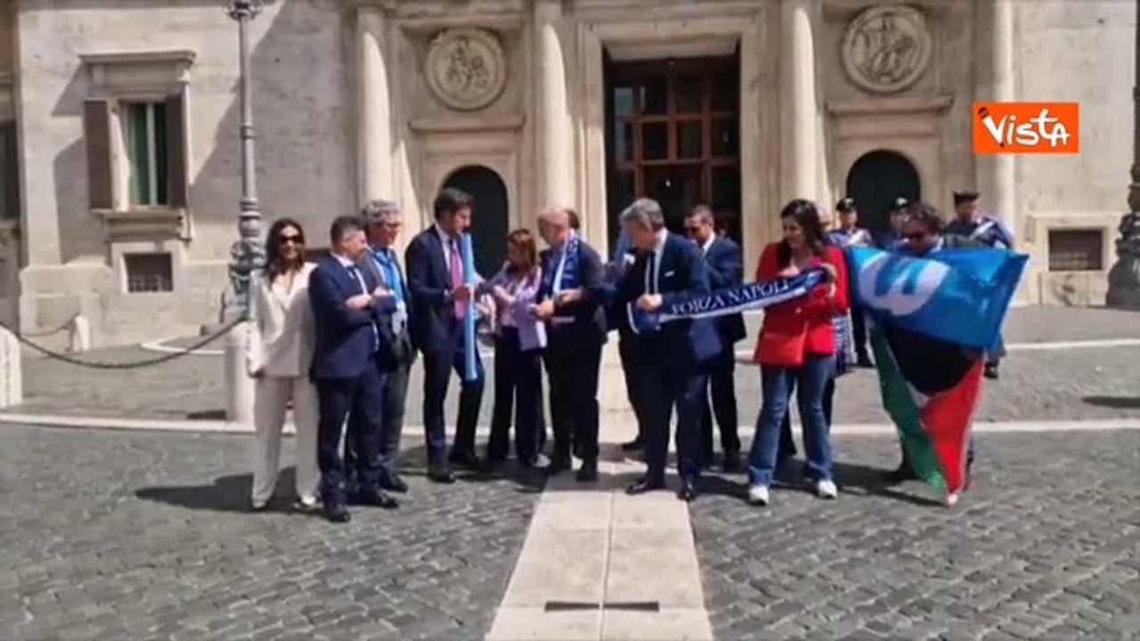 Flash mob dei parlamentari tifosi del Napoli a Montecitorio, Carotenuto espone la bandiera Palestina