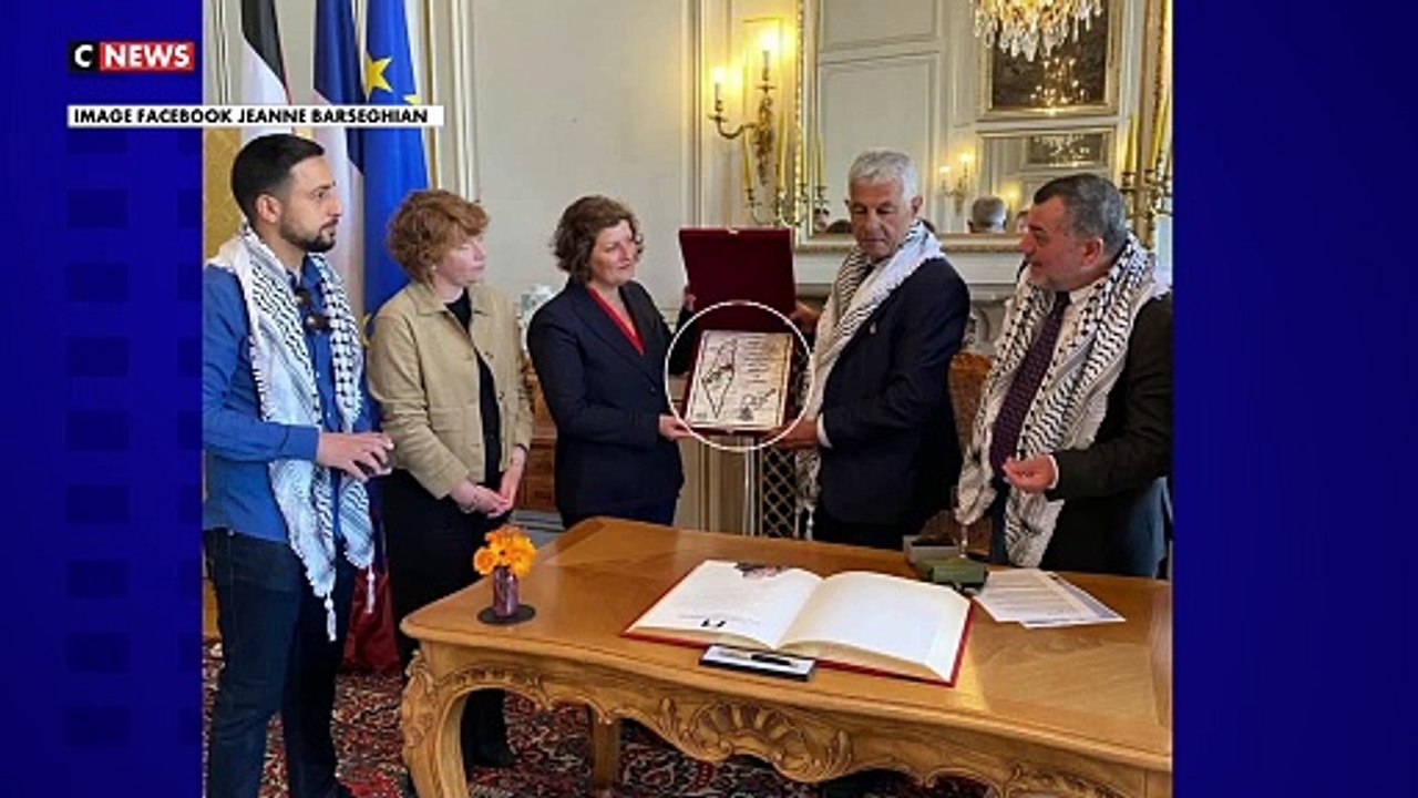 Colère : La Maire écolo de Strasbourg, Jeanne Barseghian, pose fièrement avec une carte faisant disparaître Israël au profit d'un grand état palestinien "From the river, to the sea"