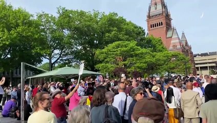 Estudiantes protestan por plan de Trump de cancelar contratos restantes con Harvard