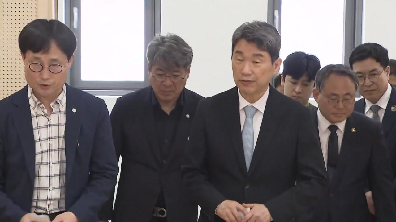 [현장영상+] 사전투표 D-1...이주호 권한대행 투표소 점검 / YTN