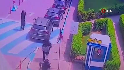 Bankanın önünde silahlı gasp kamerada!