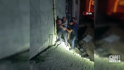 Çöken binada mahsur kalan adamı polisler sırtında taşıdı