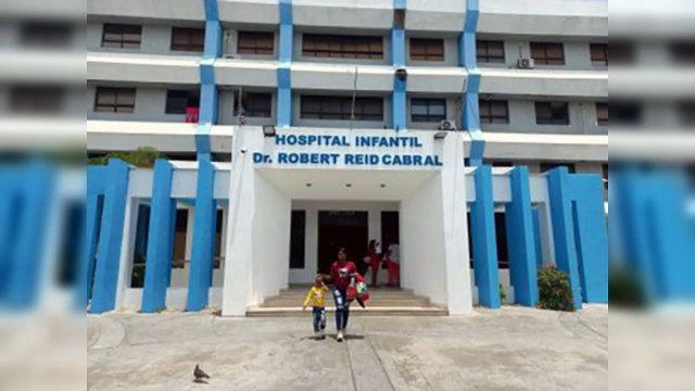 Madrugar por una atención: el díario vivir en los hospitales públicos