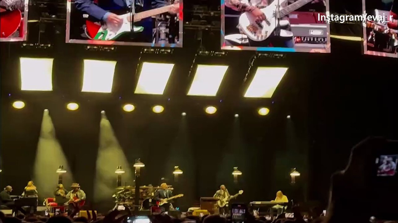 Eric Clapton in concerto a Milano: la chitarra ha i colori della bandiera palestinese