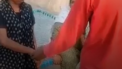 पत‍ि ने अपने ताऊ के बेटे के हाथों में थमाया पत्नी का हाथ