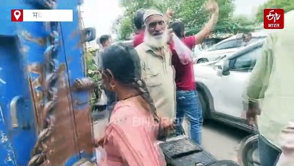 मध्य प्रदेश में फ्री में बंट रहा है प्याज, किसानों ने 50 क्विंटल प्याज यूं ही लुटाया