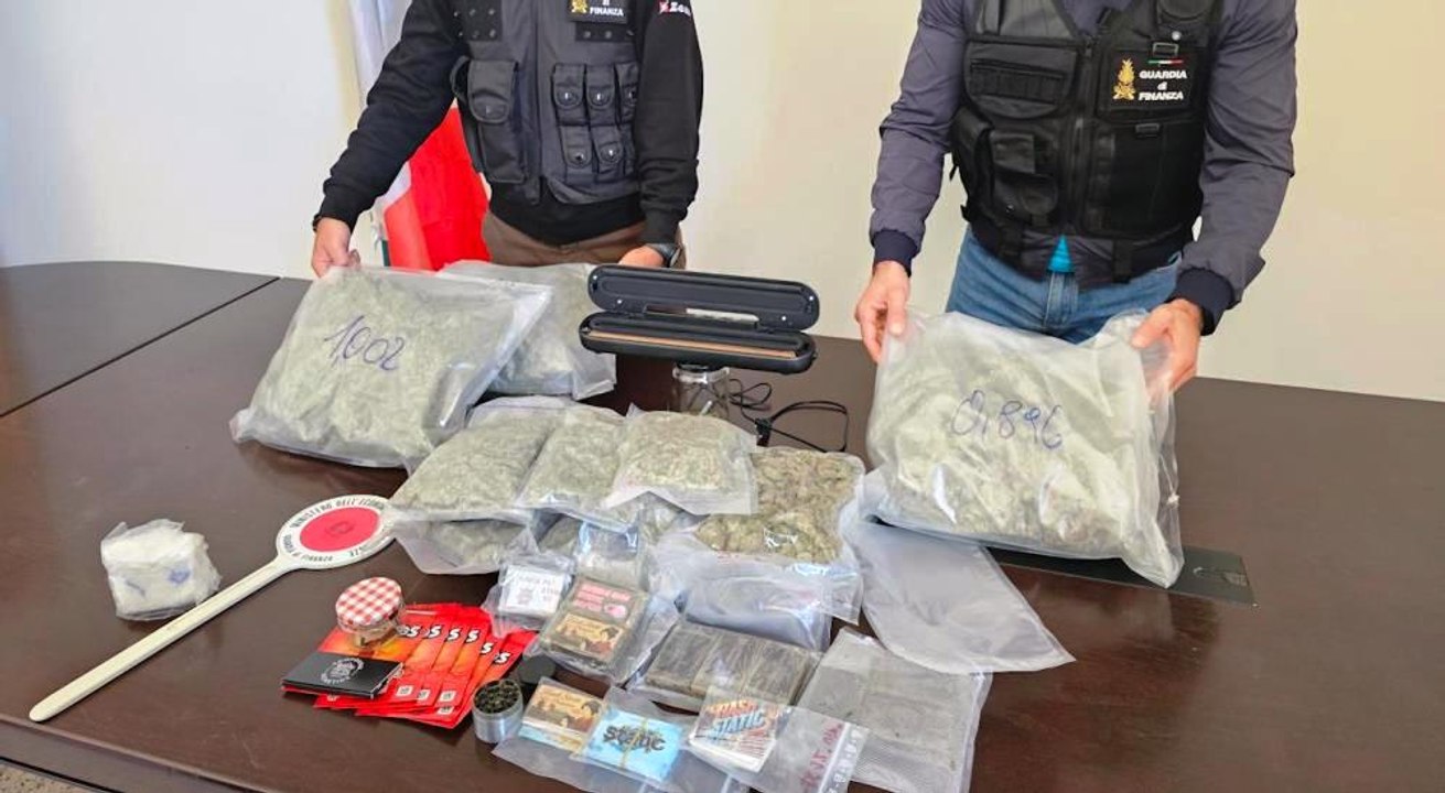 7 chili di droga nascosti tra auto, taxi e abitazioni: 3 arresti e sequestri (28.05.25)
