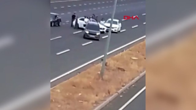 Görevden dönen gümrük muhafaza memurunu darbettiler