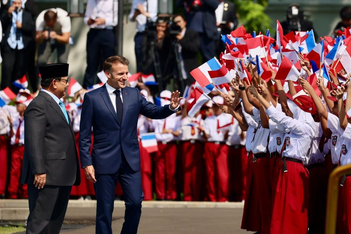 Suasana Merah, Putih dan Biru di Halaman Istana, Sambutan Hangat Prabowo untuk Macron di Indonesia