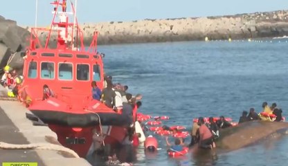 Vuelca un cayuco en el Puerto de La Restinga
