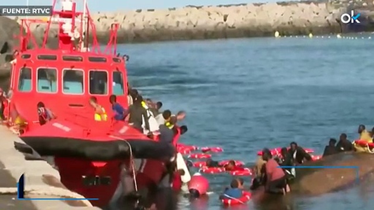 Vuelca un cayuco con 180 personas, varios bebés, en el muelle de La Restinga (El Hierro)
