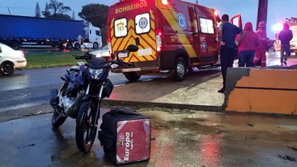 Motociclista tem lesão grave na perna após colisão às margens da BR-277