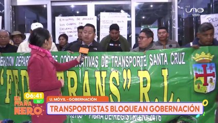 SCZ: TRANSPORTISTAS INTERMUNICIPALES BLOQUEAN LA GOBERNACION