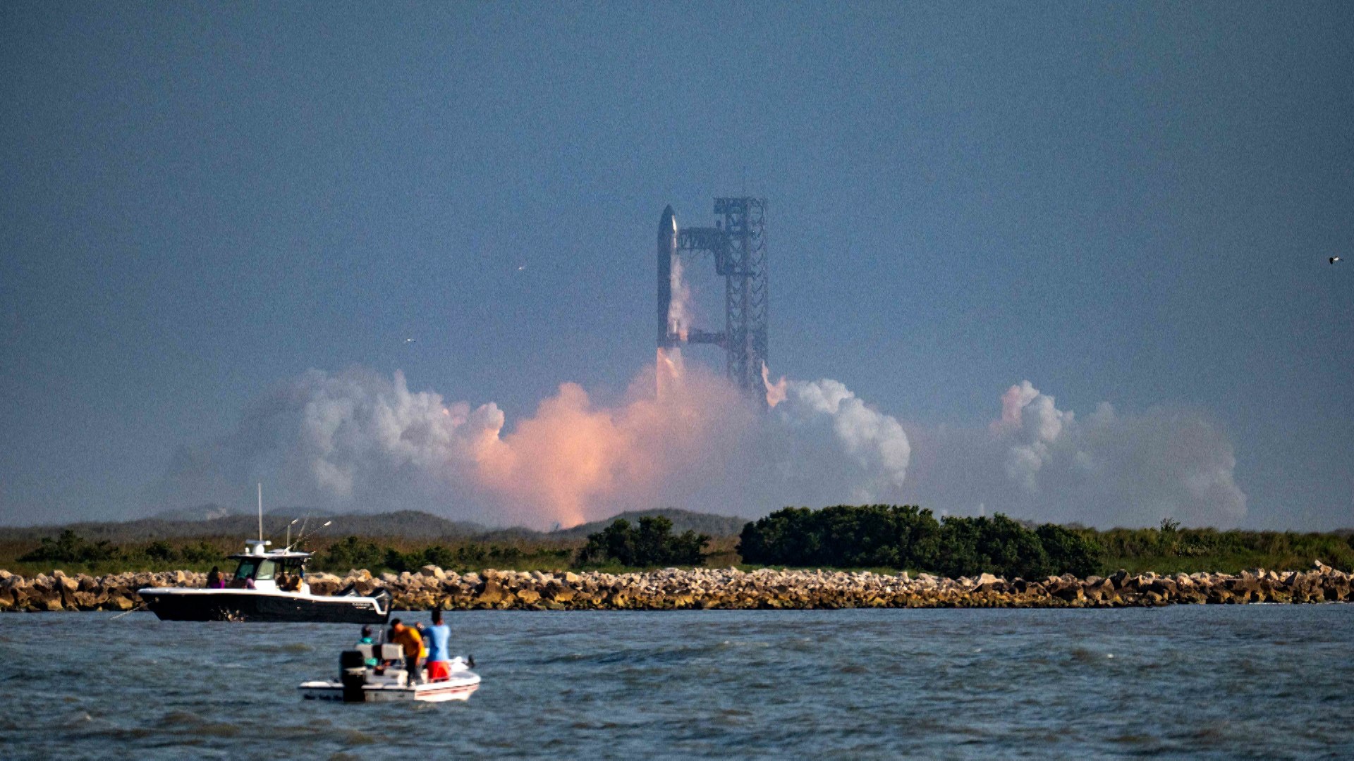 La parte superior del cohete explot� pocos minutos tras el lanzamiento. La empresa busca avanzar m�s r�pido, siguiendo su enfoque de 'fallar r�pido para aprender r�pido'.
El cohete lanzador era el m�s grande y potente jam�s construido, con una primera etapa de 70 metros equipada con 30 motores Raptor, y una segunda etapa de 50 metros con 6 motores del mismo tipo.

El despegue se produjo a las 18:36 hora local (1:36 en Espa�a) desde Starbase, la base de SpaceX situada en Boca Chica, un peque�o pueblo del sur de Texas. A principios de mayo, los 283 habitantes de esta localidad votaron a favor de que Elon Musk estableciera all� su centro de operaciones espaciales