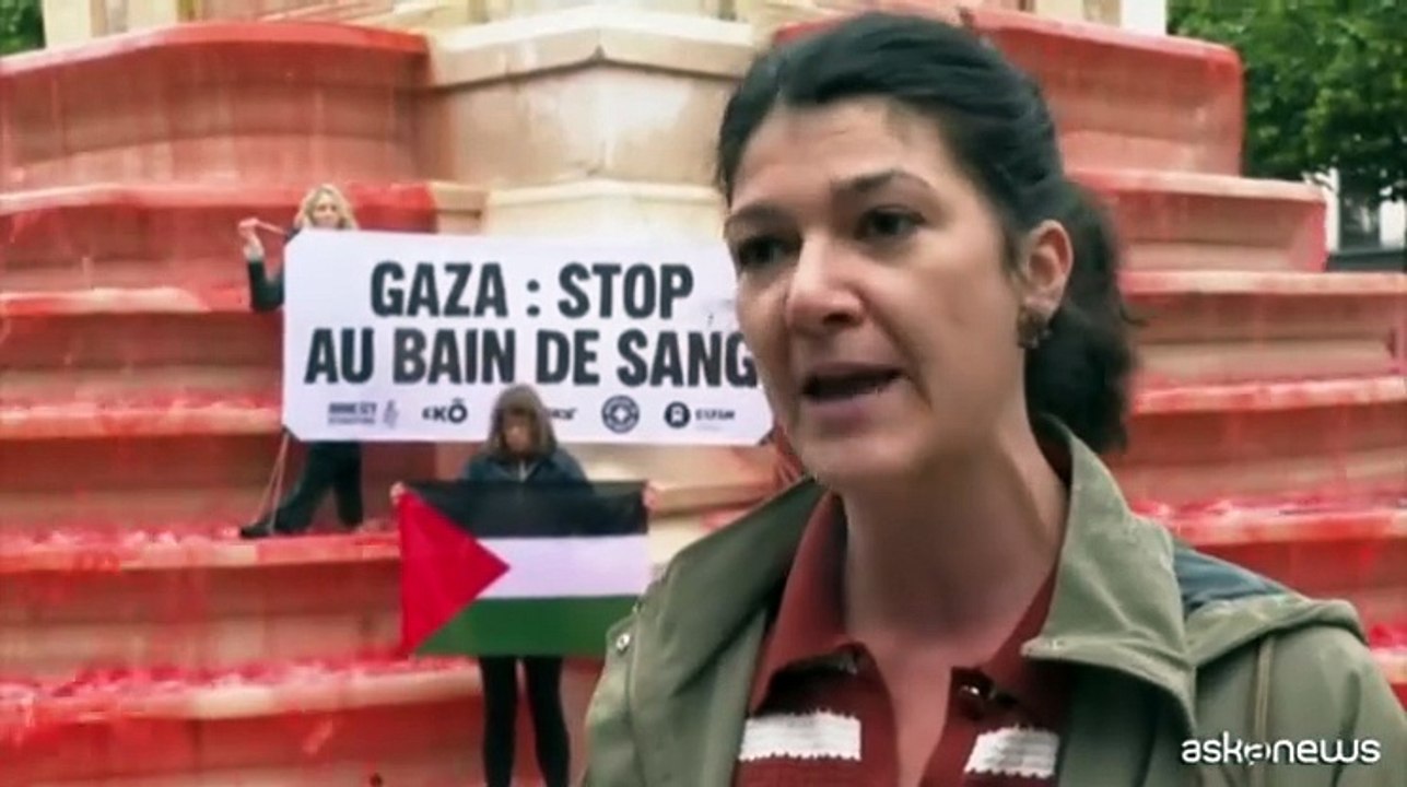 Gaza, a Parigi Oxfam e Greenpeace arrossano la Fontana degli Innocenti
