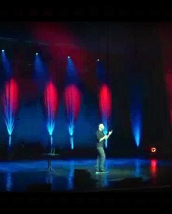 Pan od stand upów, dziękuje, korzysta i pokazuje, że mu sie podoba wolność słowa.