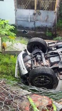 Carro capota e vai parar nos fundos de oficina mecânica em avenida de Salvador