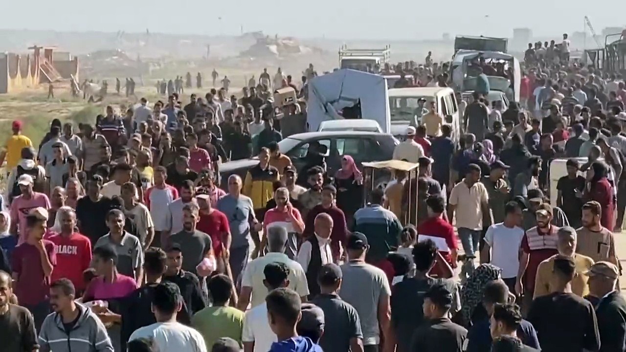 آلاف الفلسطينيين يندفعون نحو مركز لتوزيع المساع...