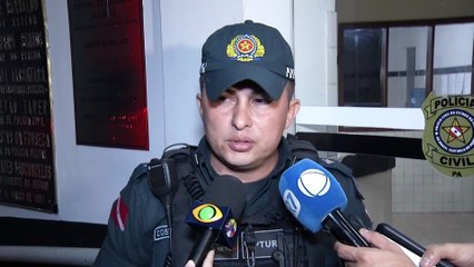 Ousado: homem mesmo algemado, quebra parte da viatura policial