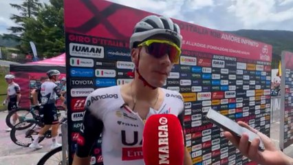 Juna Ayuso atiende a los medios en Italia tras el descalabro del martes