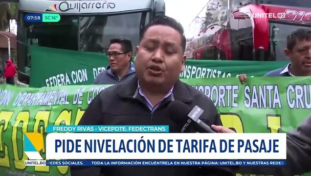 Transportistas bloquean el ingreso a la Gobernación cruceña
