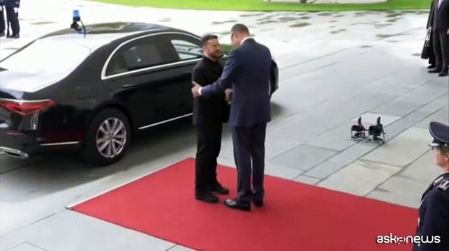 Zelensky da Merz, tra sostegno a Kiev e sforzi per cessate il fuoco