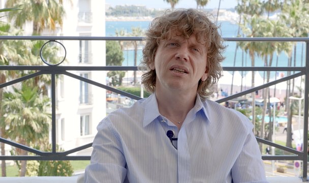 Tête-à-tête mode d'Alex Lutz au Festival de Cannes