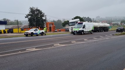 Carreta bitrem apresenta pane e interdita faixa da direita na BR-277 em Cascavel