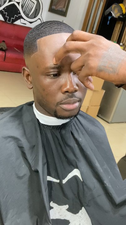 Chez Barbershop La’Klinik, chaque passage est une expérience, et nos clients fidèles le savent bien.  Merci pour la confiance et la loyauté 🙌🏽🔥📍 Lomé-Djidjolé📞 Prends rendez-vous au +228 90 62 22 21