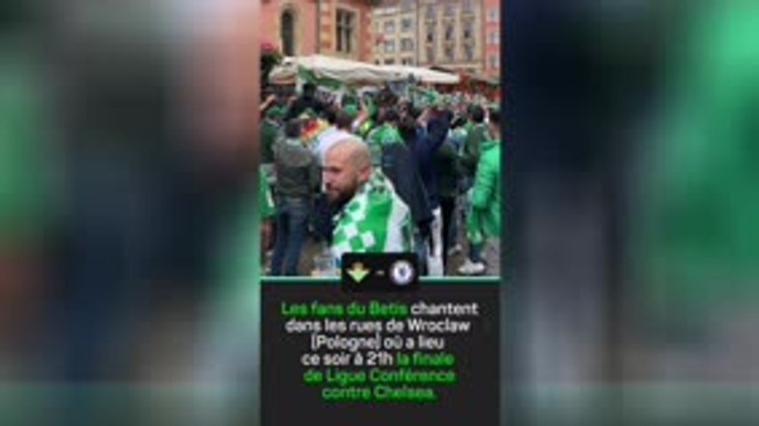 Les fans du Betis chantent avant d'aller au stade !