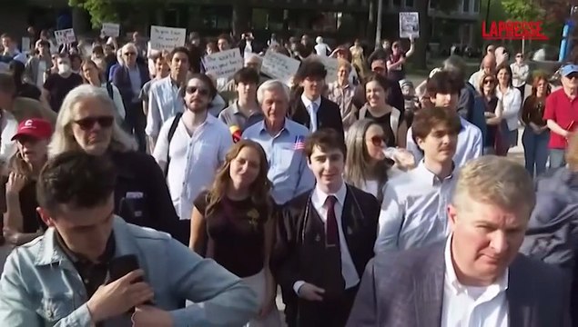 Harvard, studenti protestano contro Trump: Vuole controllarci. Vergogna