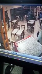 Dueño estación de servicio en Córdoba se defiende de un robo armado a sillazos 2