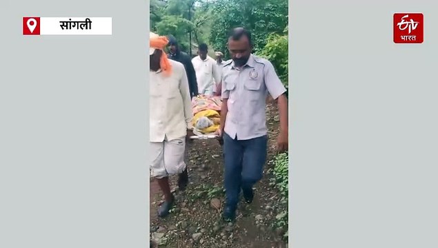 रस्ता गेला वाहून; वृद्ध महिलेला स्ट्रेचरवरून पोहोचवलं रुग्णवाहिकेपर्यंत