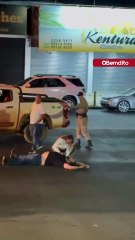 Homem é nocauteado por policial militar após tentar agredi-lo durante abordagem